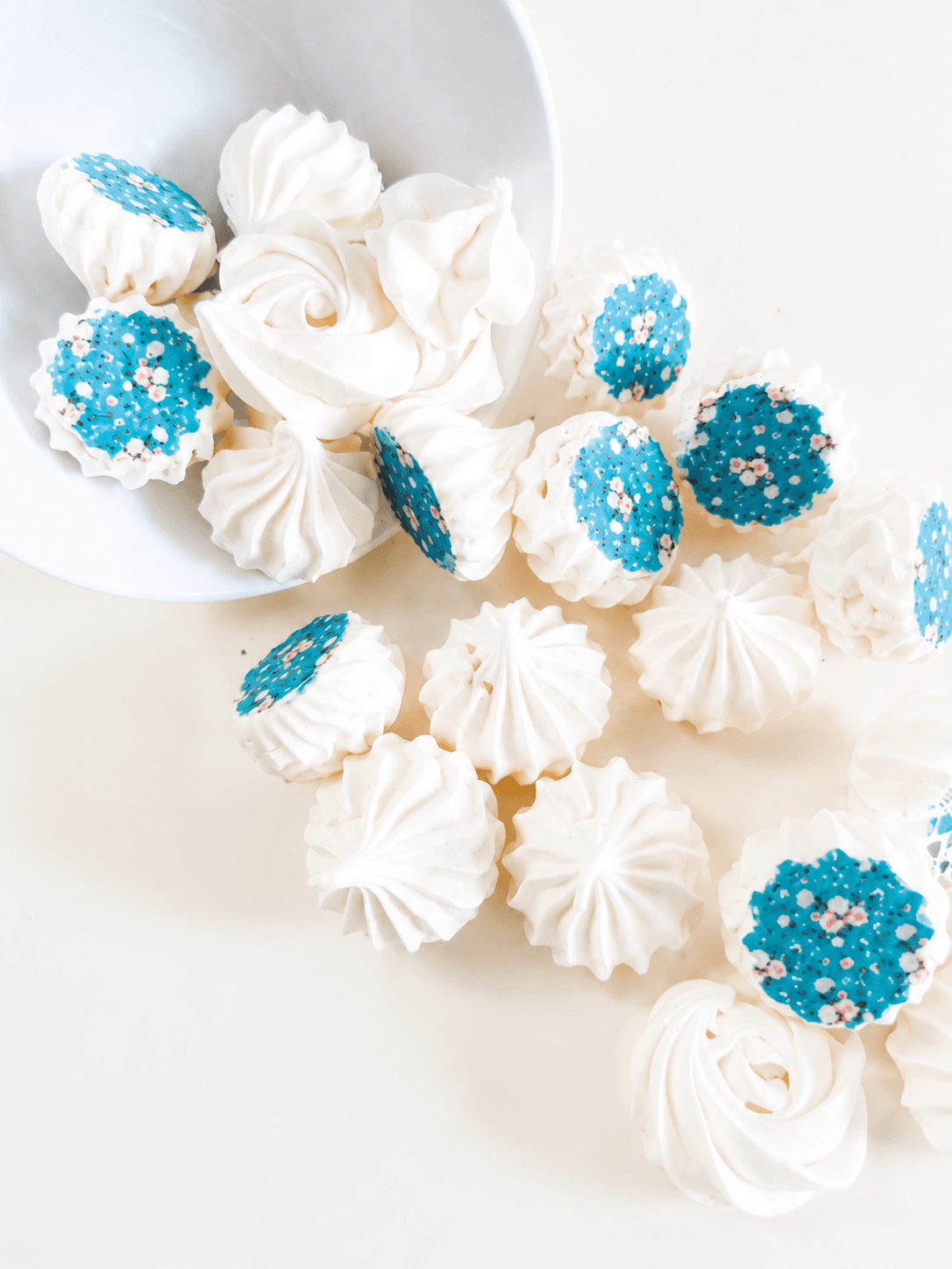 Meringhe bianche con decorazioni floreali azzurre
