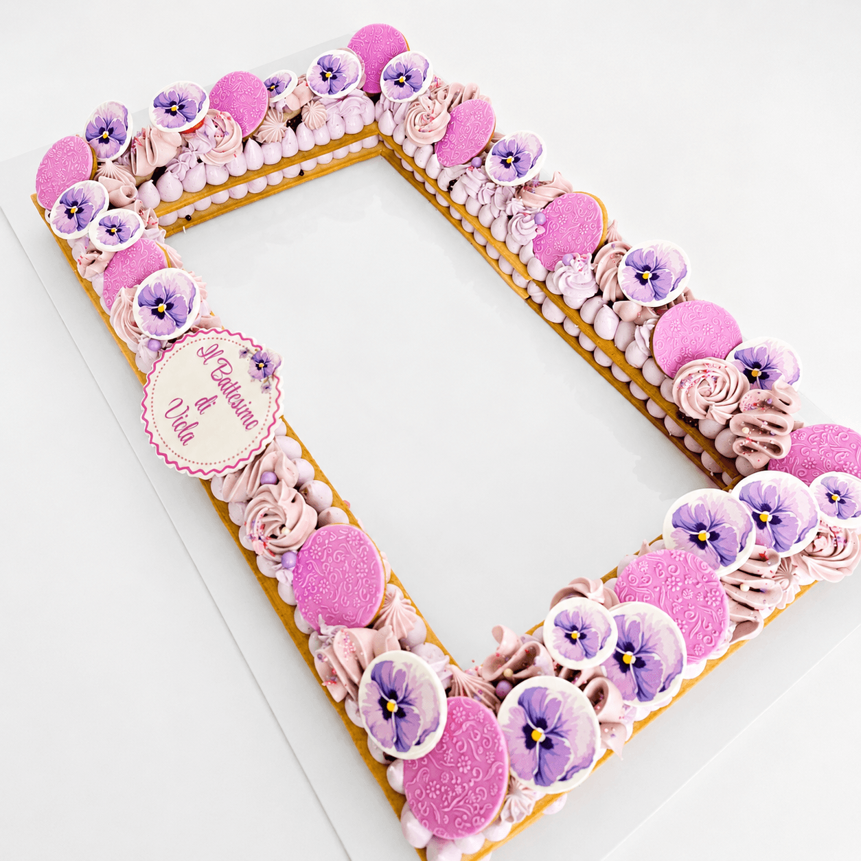 Frame Cake rettangolare rosa e lilla con viole decorate
