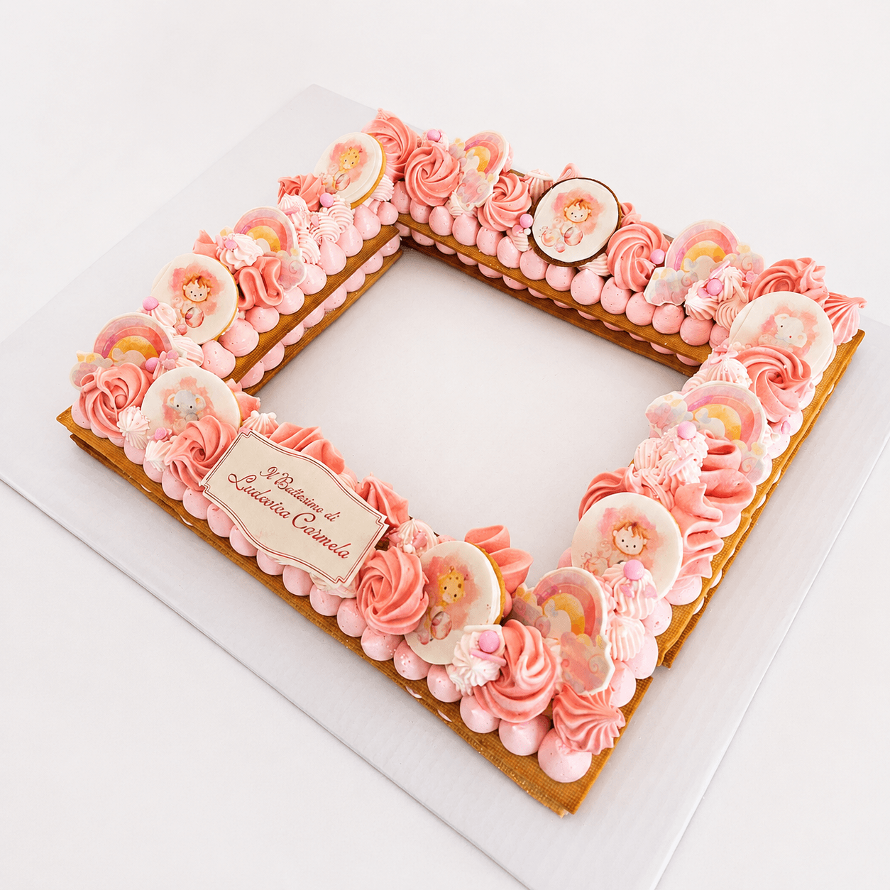 Frame Cake quadrata rosa con arcobaleni e personaggi illustrati