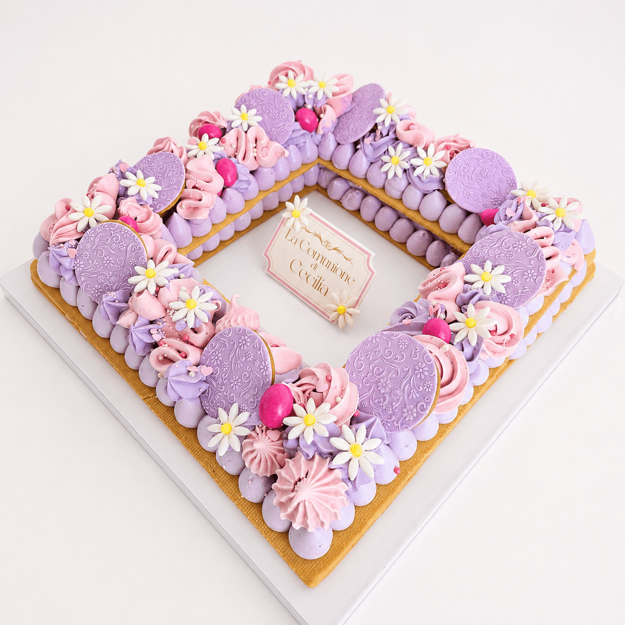 Frame Cake quadrata rosa e lilla con margherite bianche