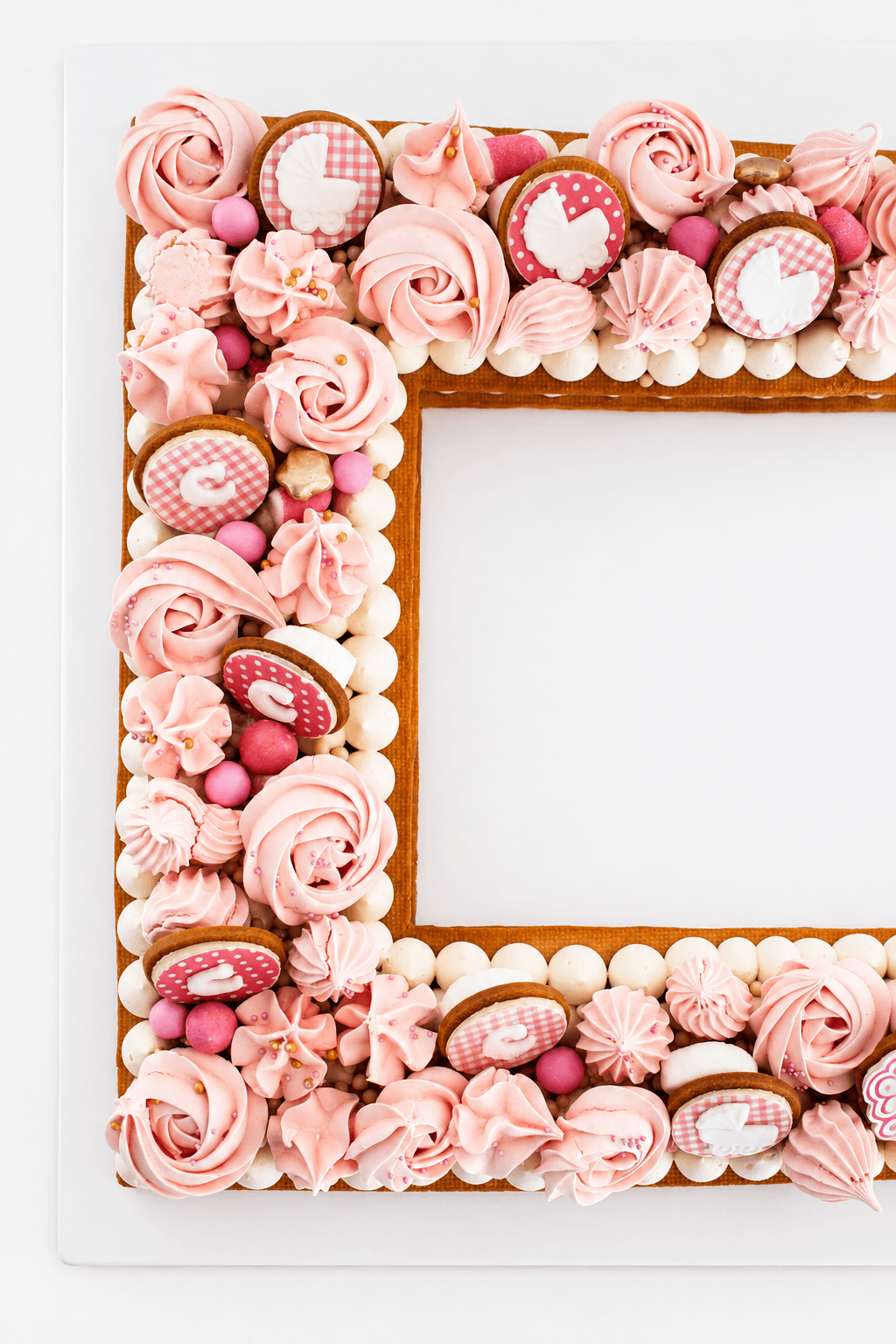 Dettaglio di Frame Cake rosa con biscotti decorati e carrozzine