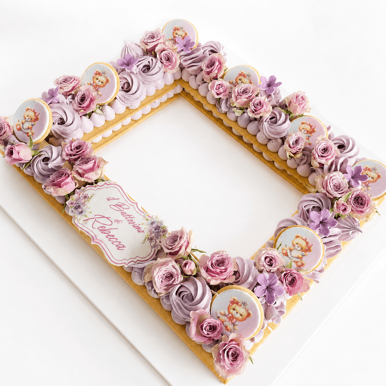 Frame Cake quadrata lilla con rose e orsetti decorati per il battesimo