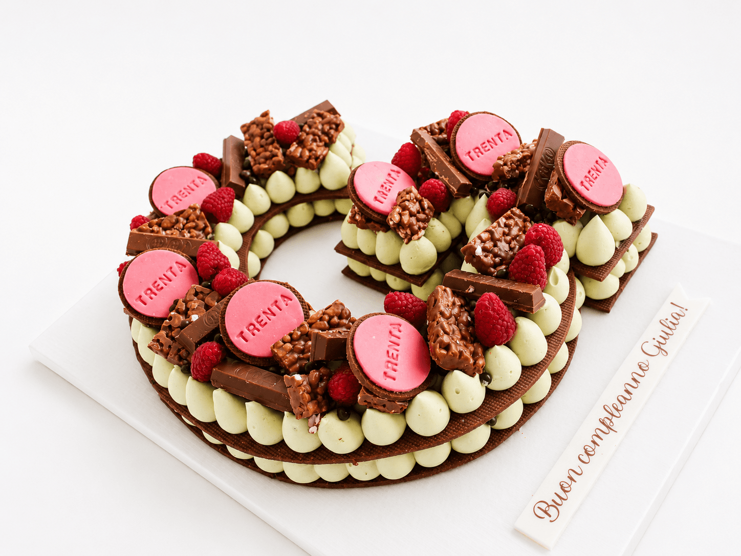 Torta numero 30 con lamponi e decorazioni al cioccolato