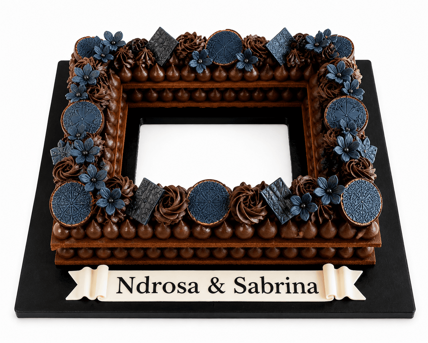 Frame Cake quadrata al cioccolato con fiori e decorazioni blu scuro