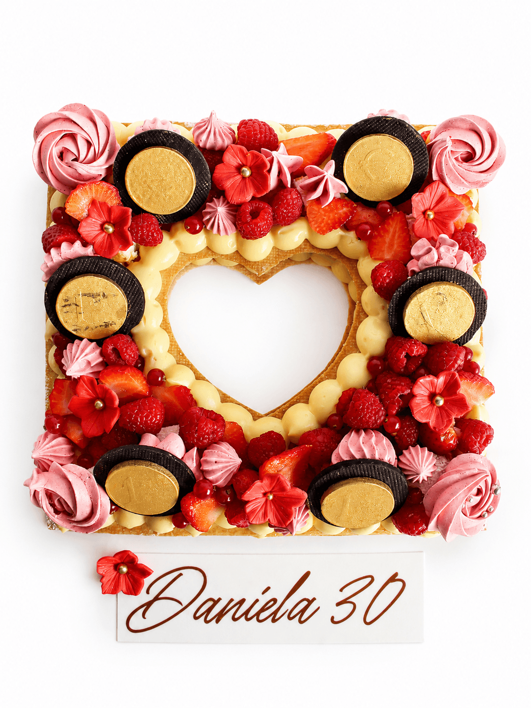 Torta quadrata con cuore centrale, frutti rossi e decorazioni dorate