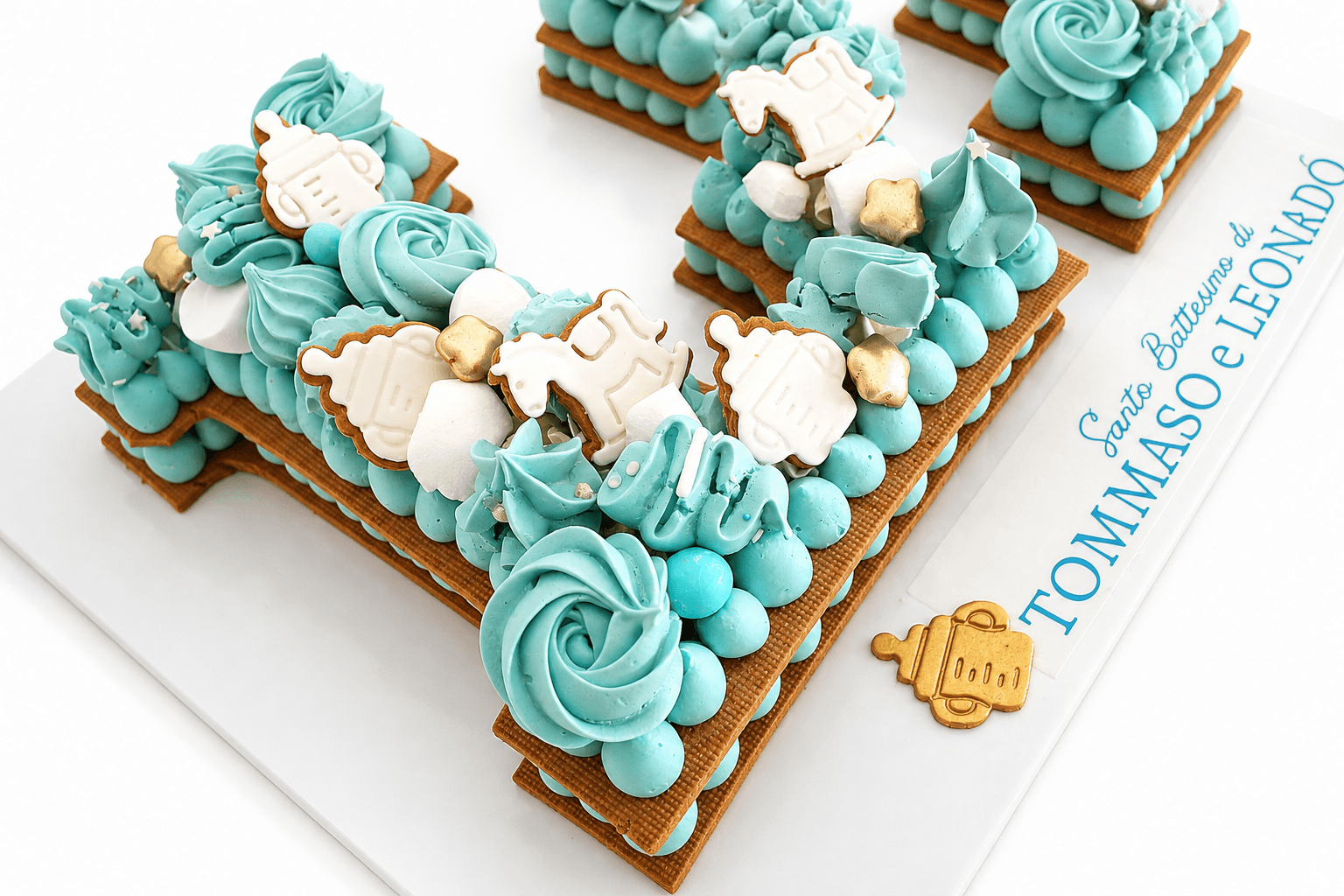 Torta numero 11 azzurra con biberon, cavallini e stelle