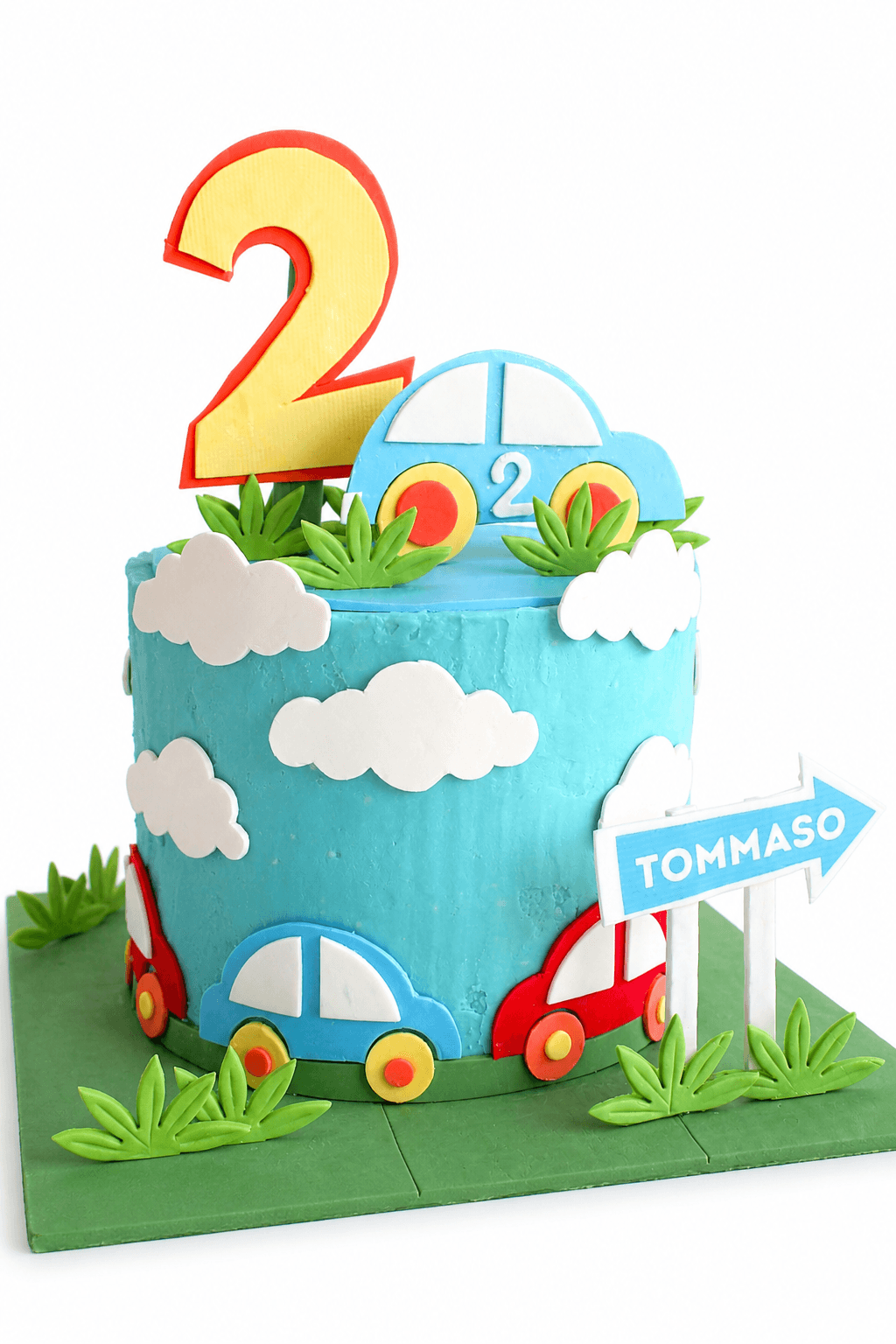 Torta azzurra con automobili, nuvole e numero 2