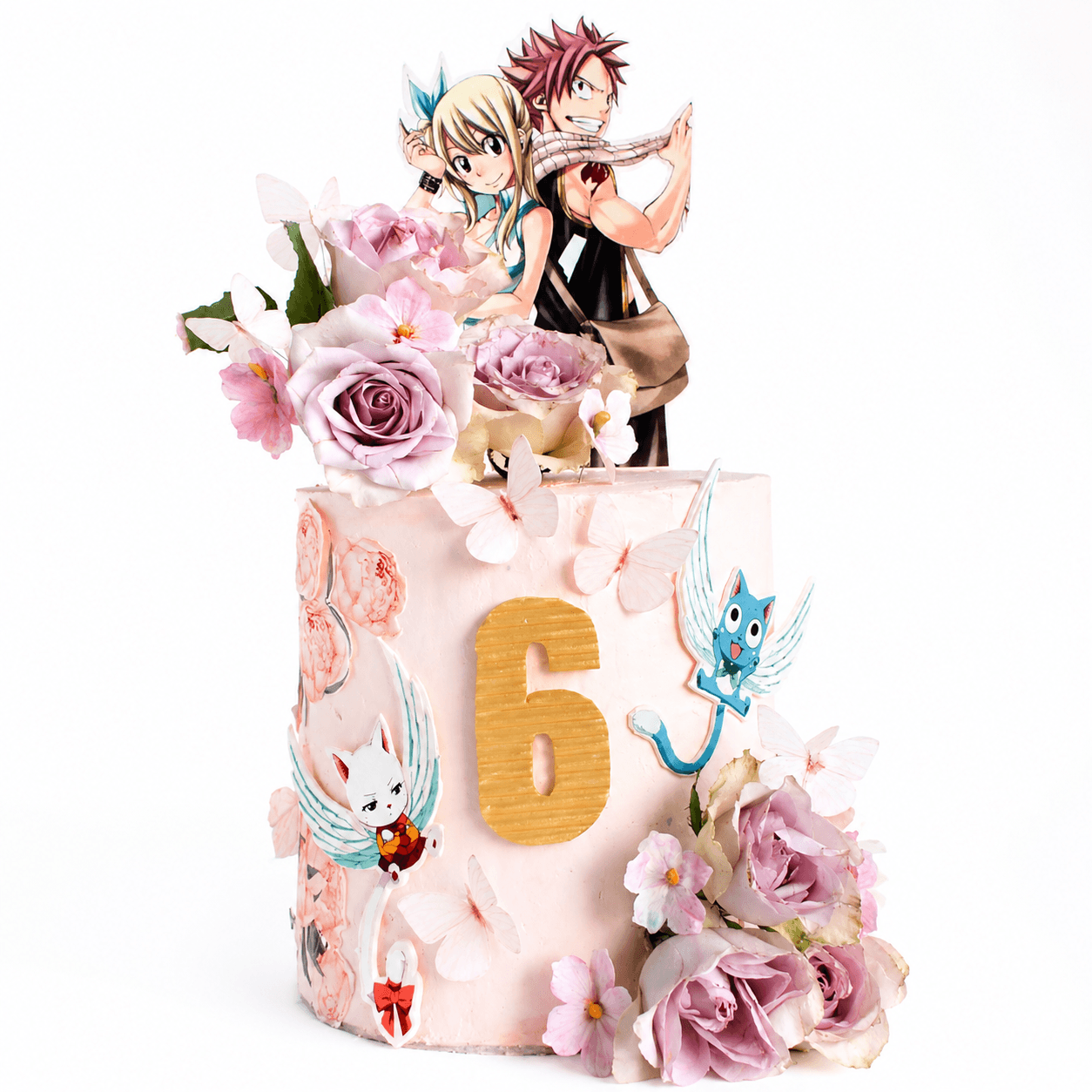 Torta rosa con personaggi di Fairy Tail, fiori e farfalle