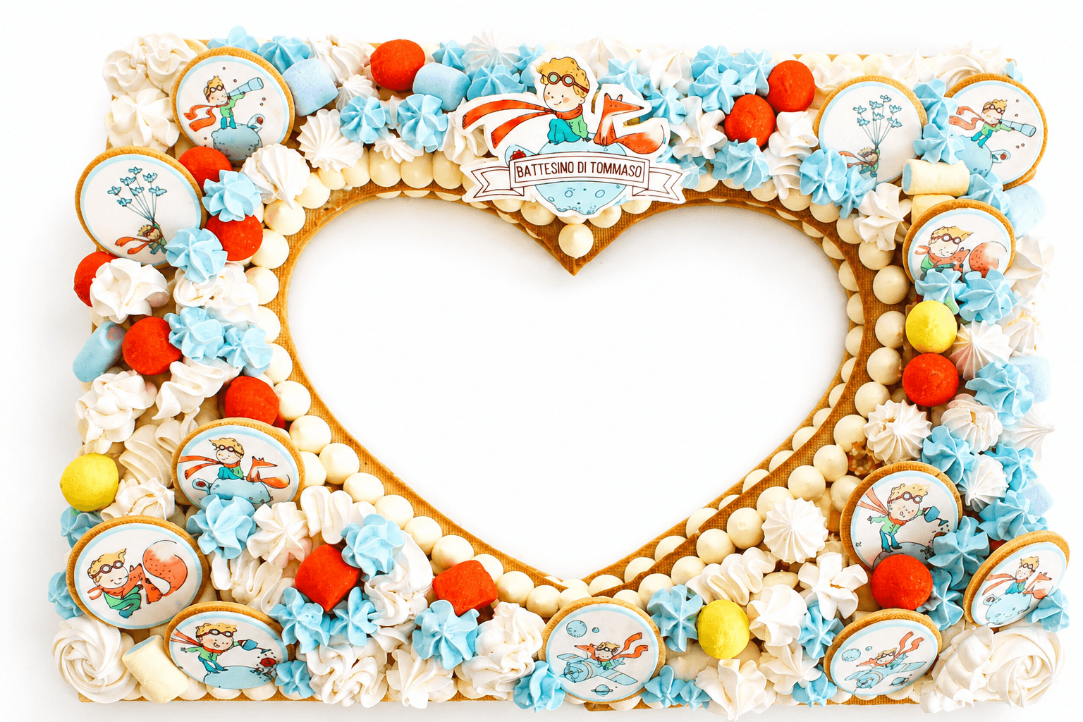 Torta a cuore azzurra e bianca con illustrazioni del Piccolo Principe