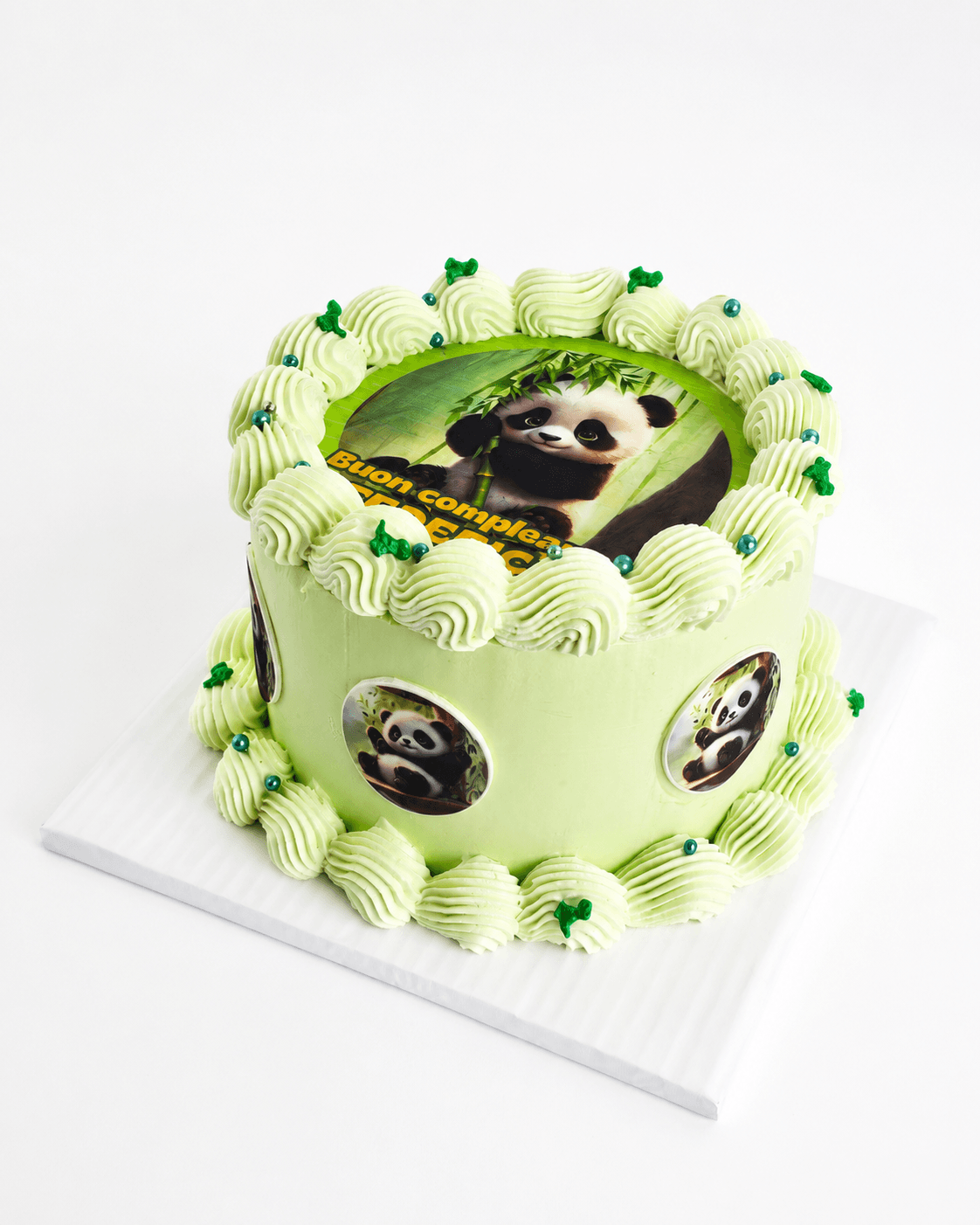 Torta verde con immagini di panda e bordi decorati
