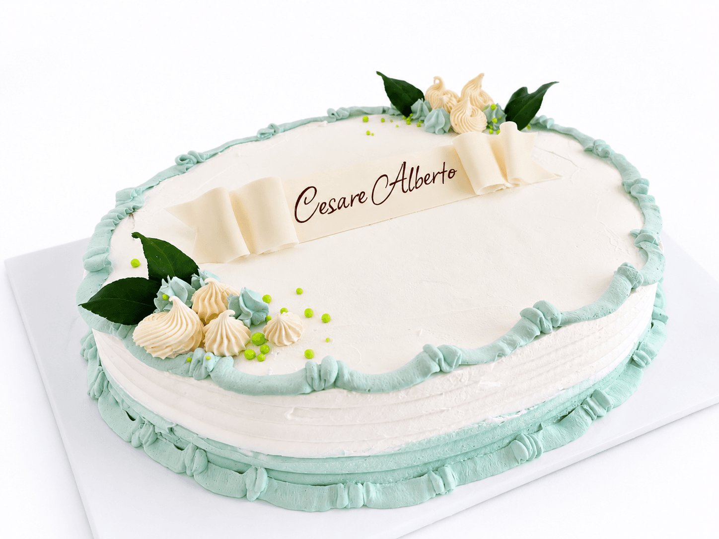Torta ovale bianca con bordi verde acqua e foglie
