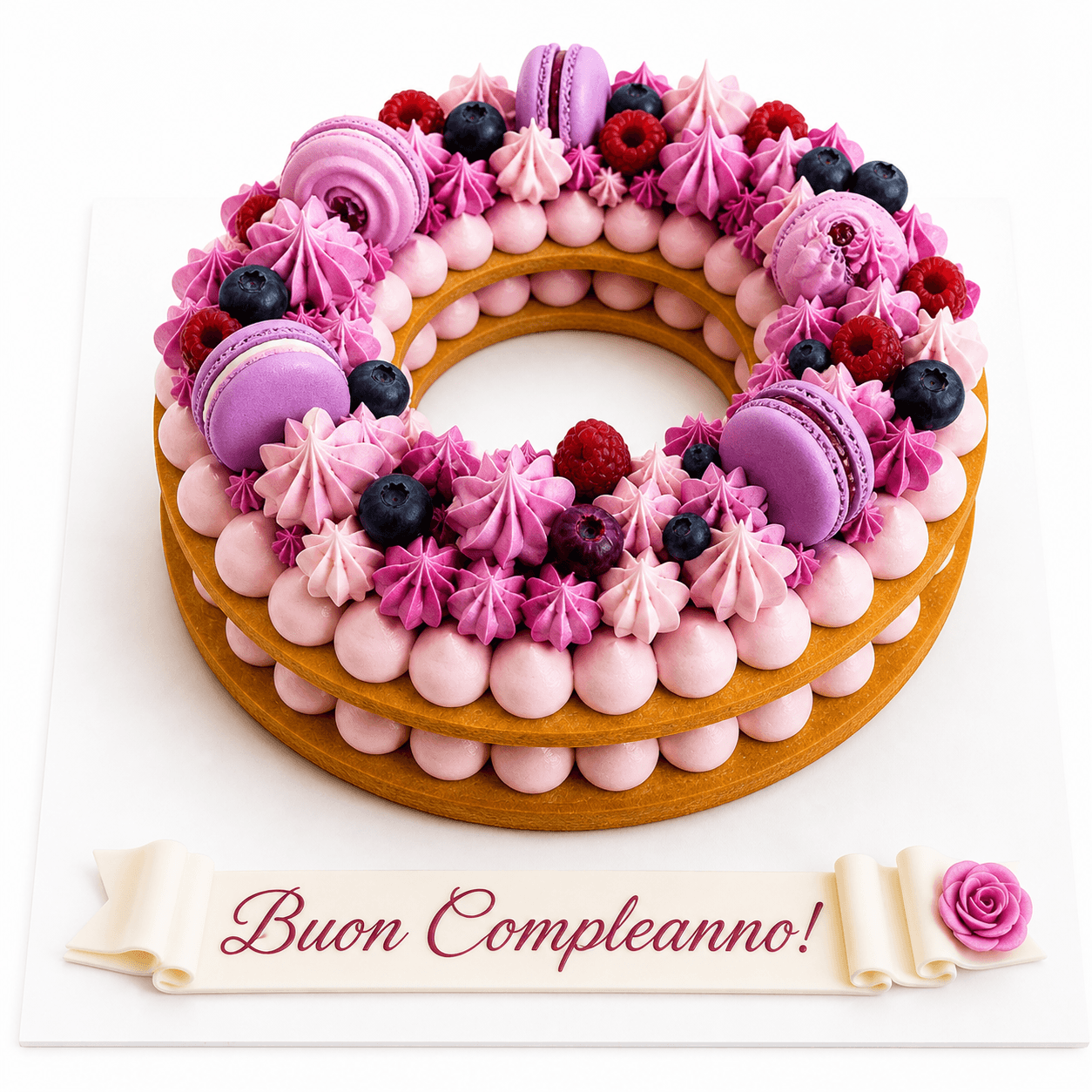 Cream Tart a forma di 8 con decorazioni rosa, frutti di bosco e macaron