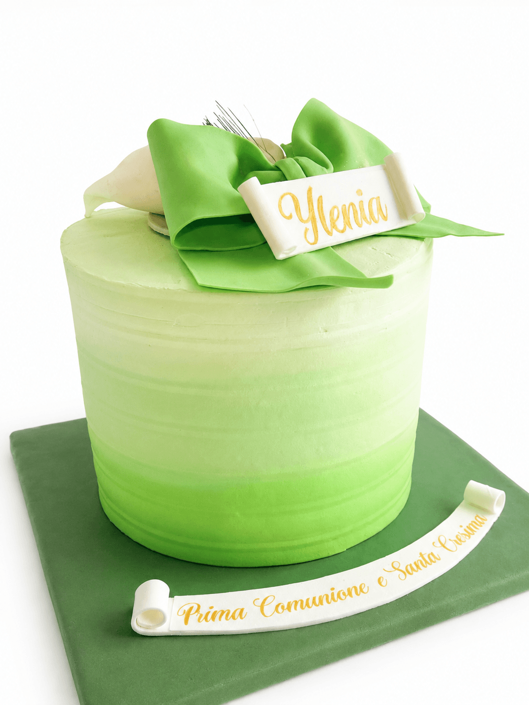 Torta verde sfumata con grande fiocco e nome Ylenia