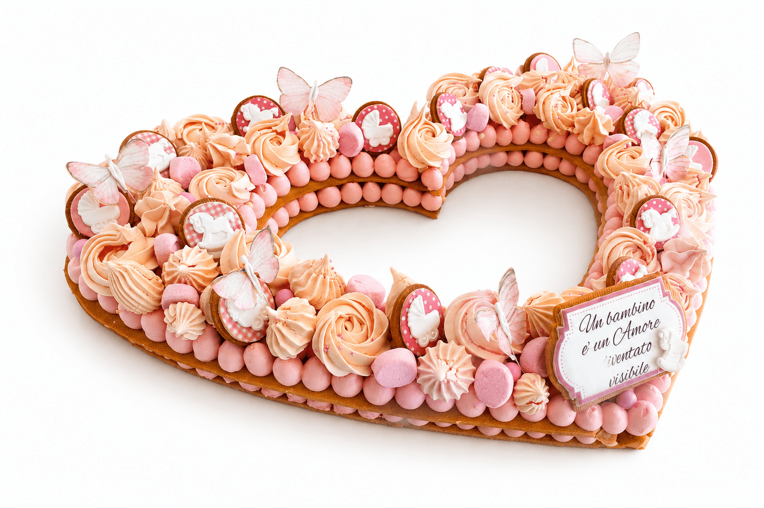 Torta a cuore rosa con farfalle e biscotti decorati