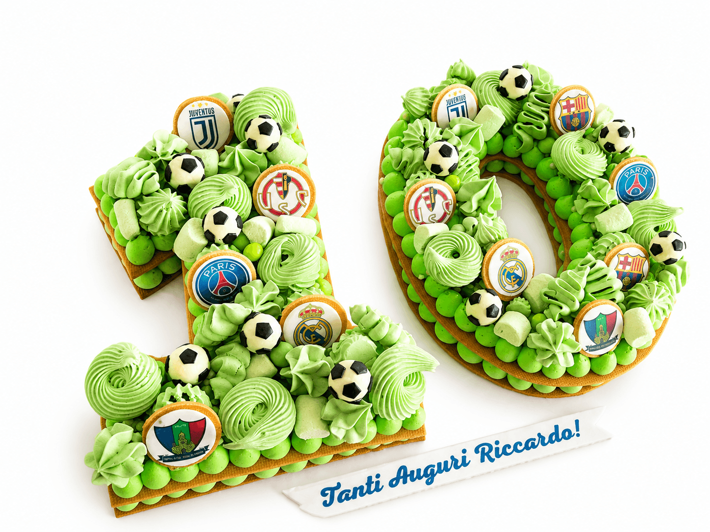 Torta numero 40 verde con palloni e stemmi di squadre di calcio