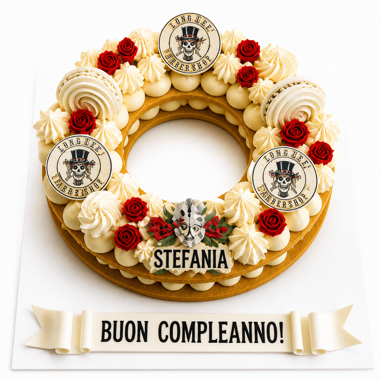 Cream Tart ad anello con rose rosse e decorazioni a tema