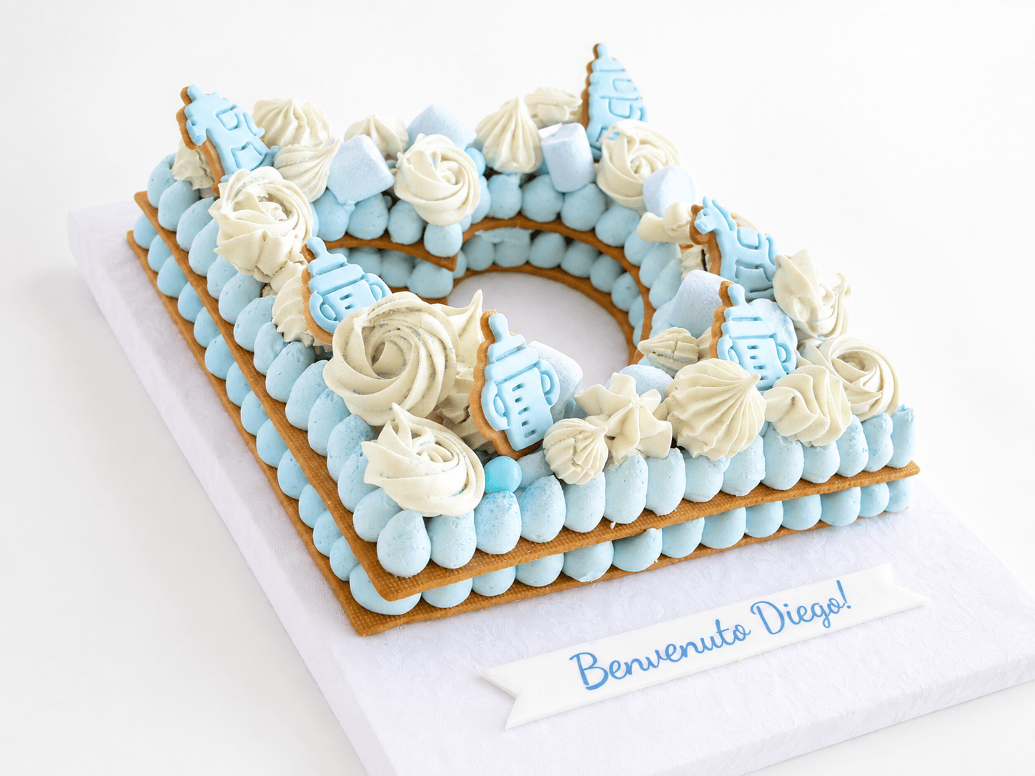 Torta numero 9 azzurra con biberon e cavallini